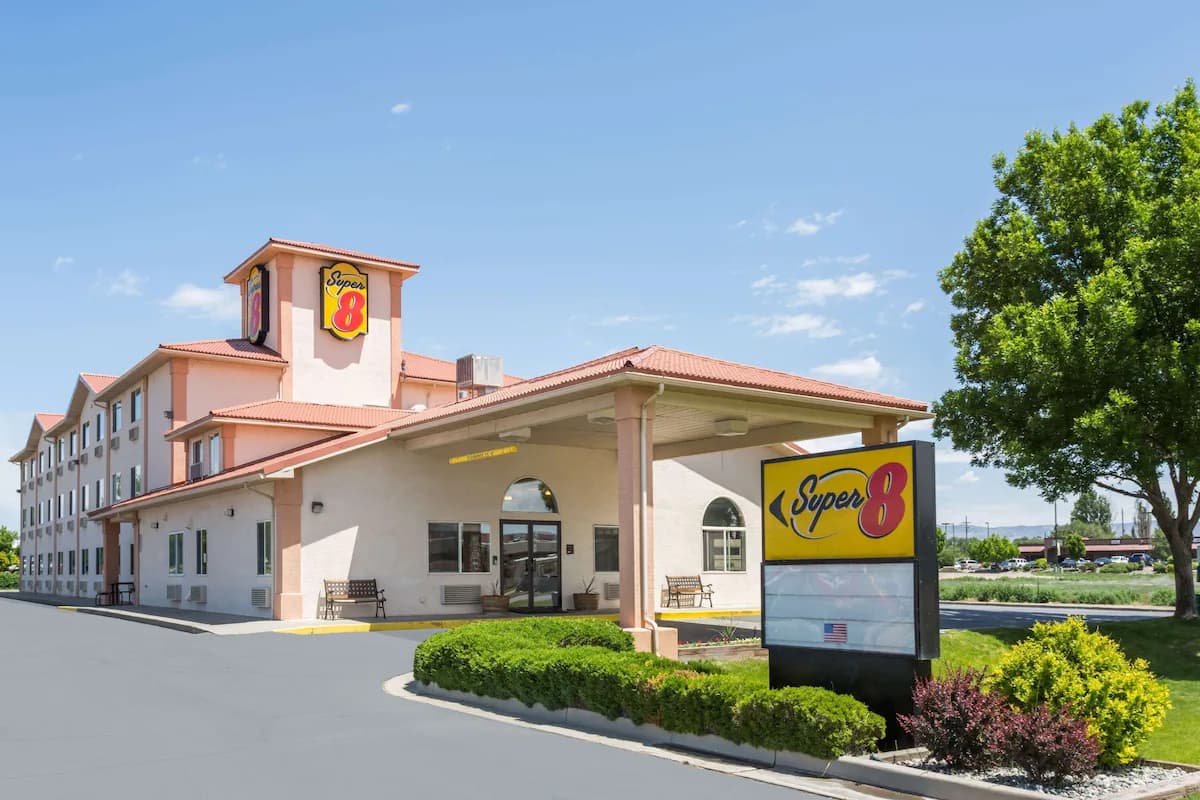 Super 8 by Wyndham Fruita - Image 1