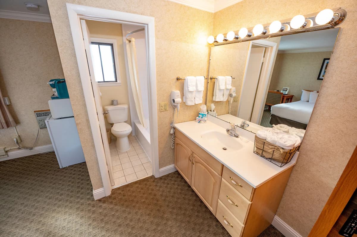 Blue Door Inn - Image 8