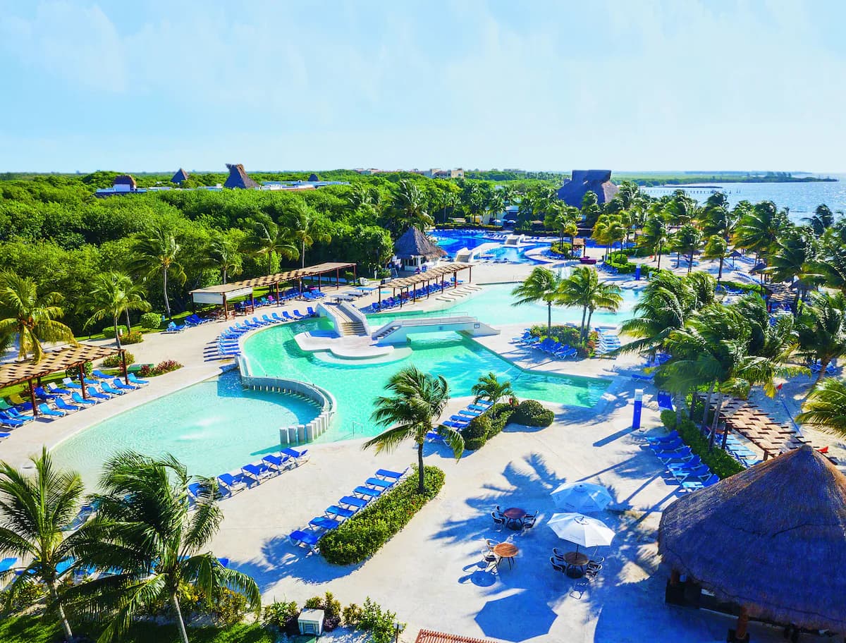 BlueBay Grand Esmeralda - Image 1