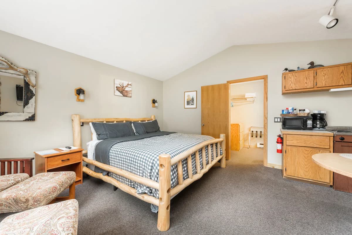4 Seasons Inn on Fall River - Image 6
