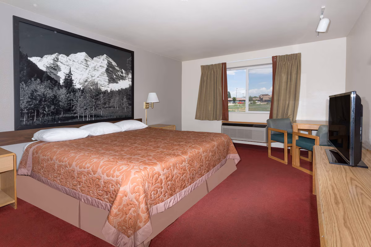 Super 8 by Wyndham Fruita - Image 4