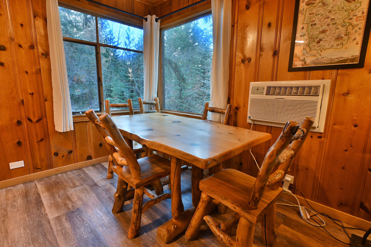The Inn on Fall River & Fall River Cabins - Image 4