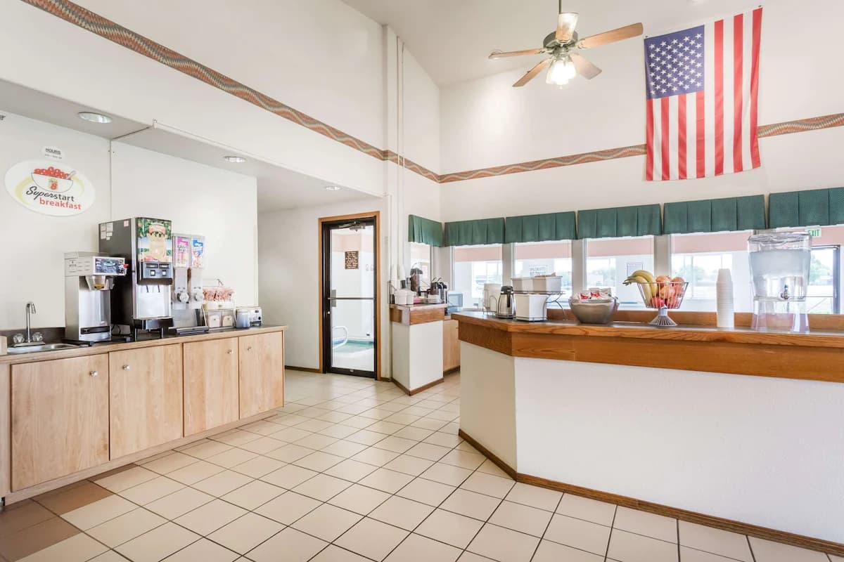 Super 8 by Wyndham Fruita - Image 3