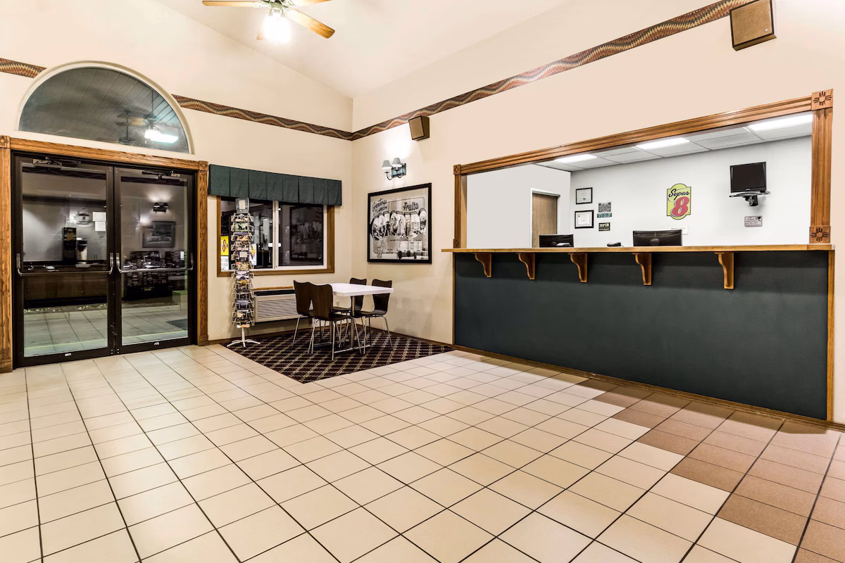 Super 8 by Wyndham Fruita - Image 2