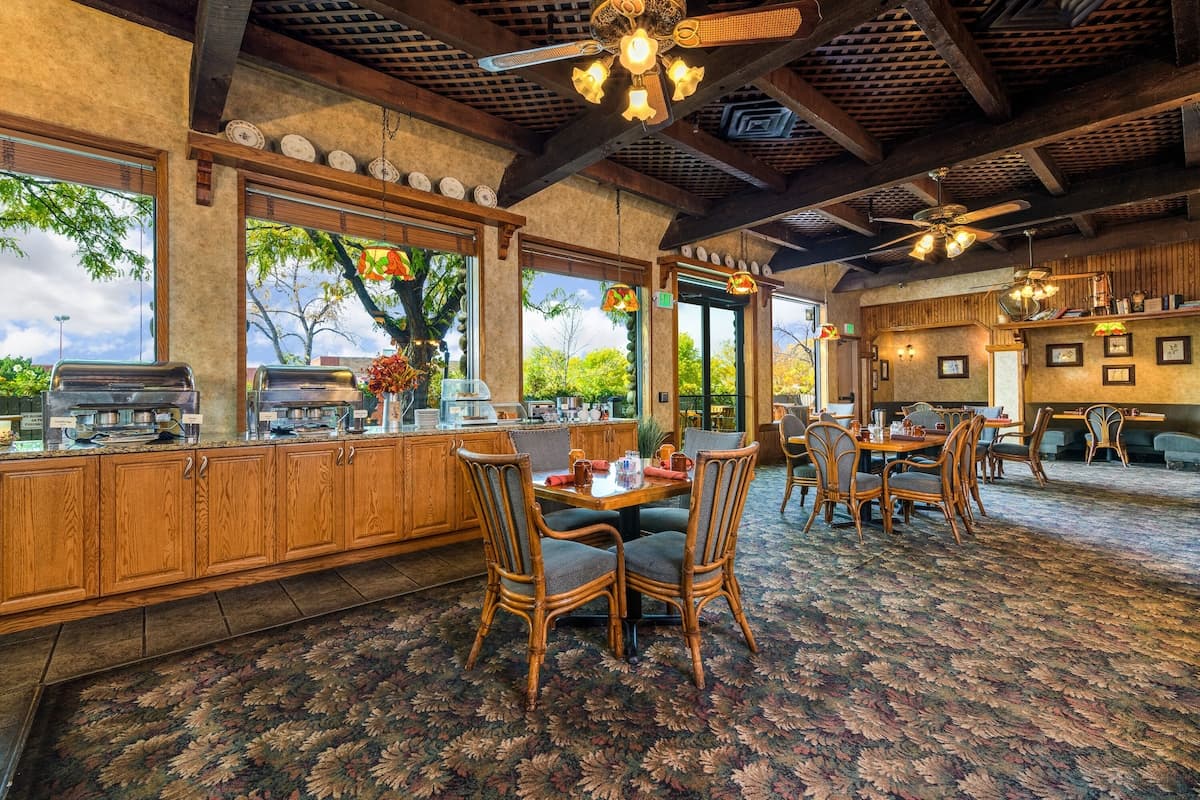 Grand Vista Hotel - Image 11
