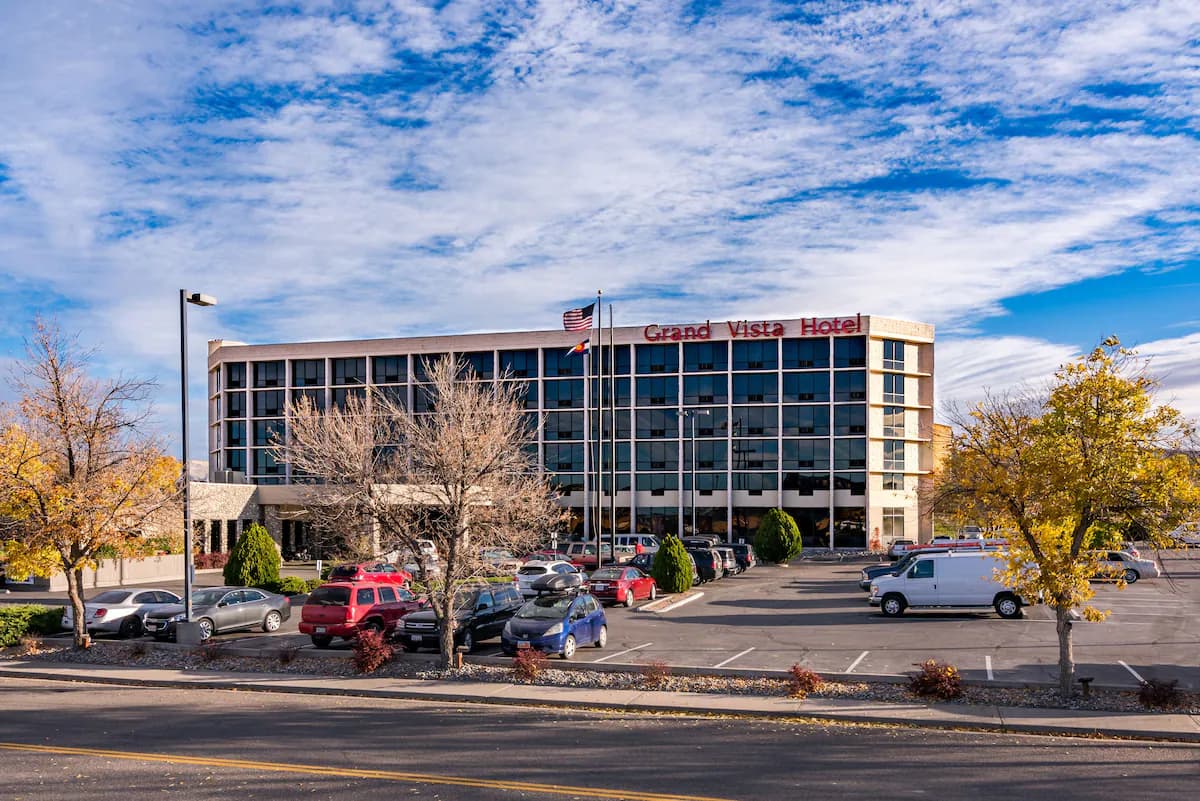 Grand Vista Hotel - Image 1