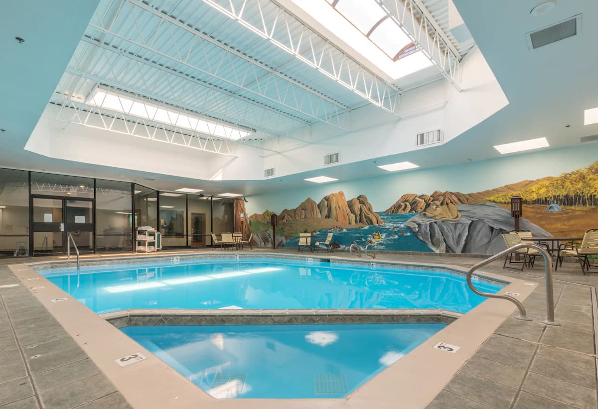 Grand Vista Hotel - Image 10