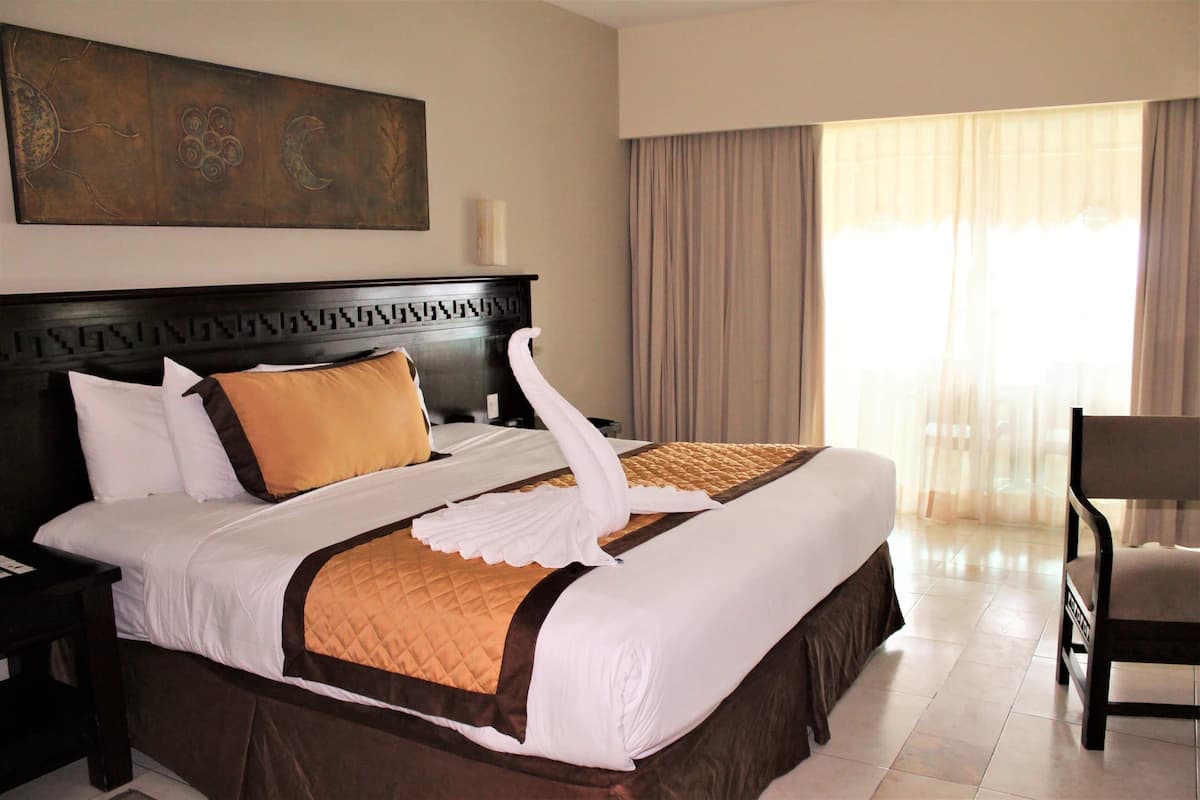 BlueBay Grand Esmeralda - Image 6