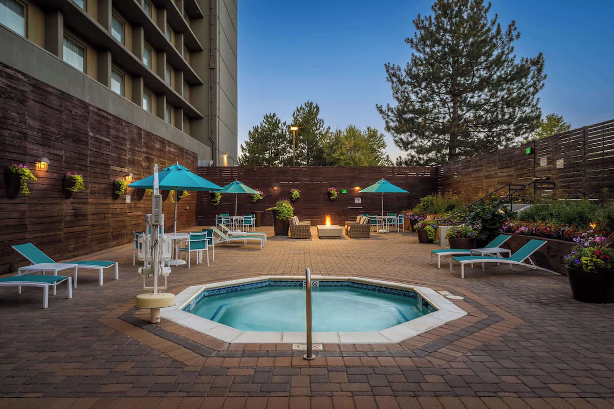 DoubleTree by Hilton Hotel Denver - Image 2