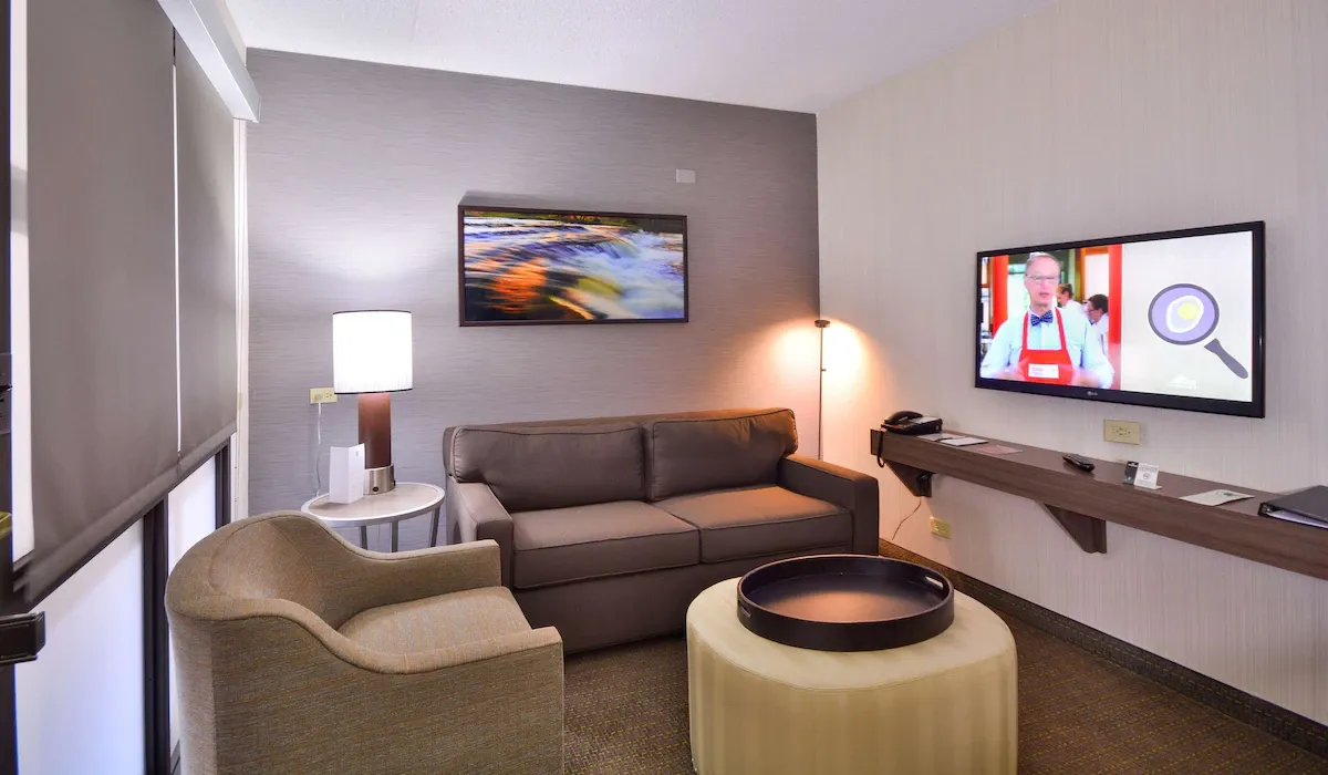 Embassy Suites by Hilton Denver Central Park - Image 4