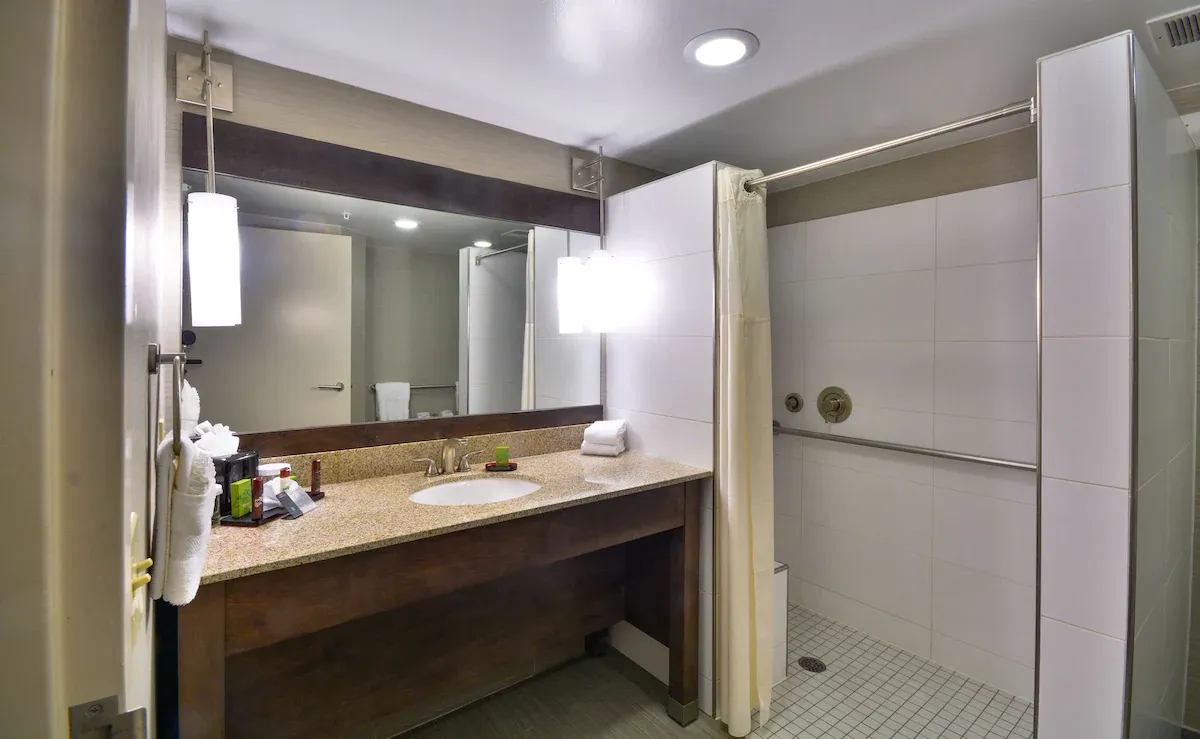 Embassy Suites by Hilton Denver Central Park - Image 7