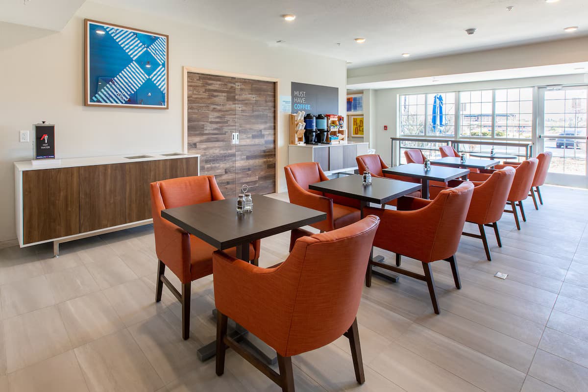 Holiday Inn Express & Suites Englewood Denver South by IHG - Image 4