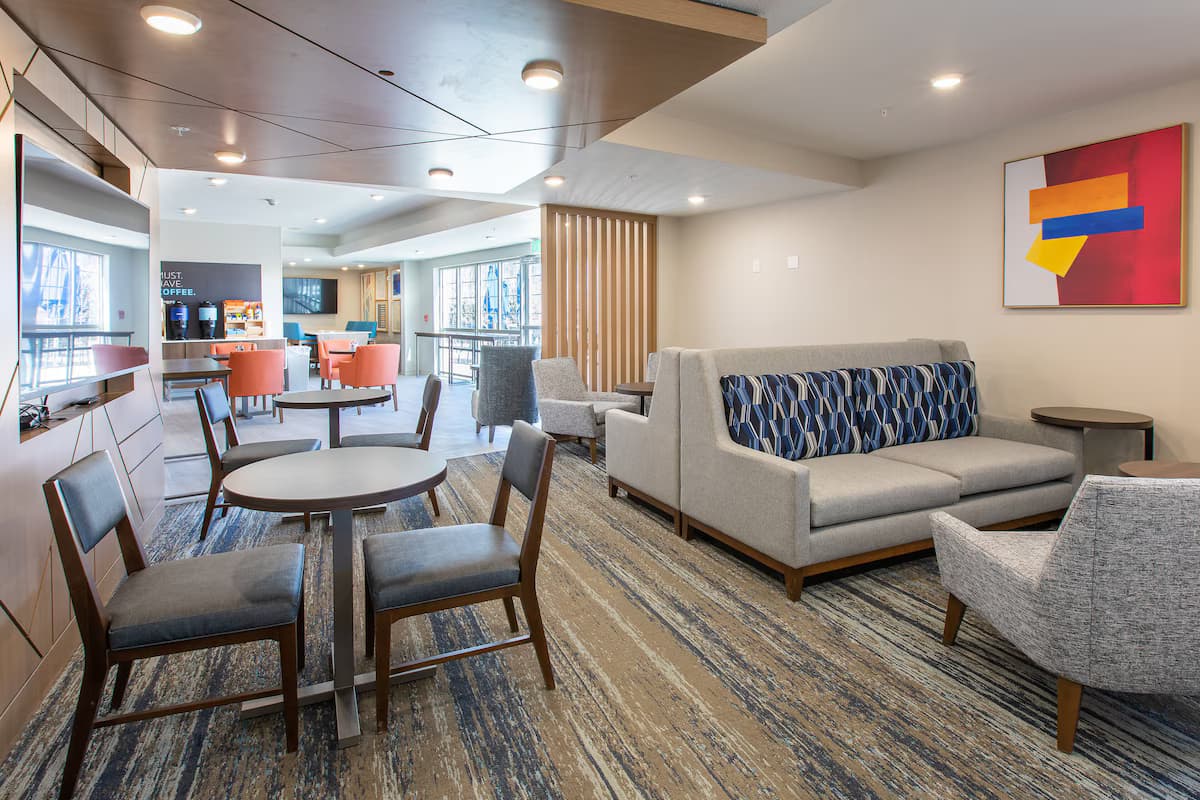 Holiday Inn Express & Suites Englewood Denver South by IHG - Image 3